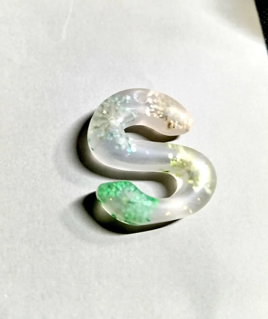 くろ工房 ハンドメイドレジンS字型グリッターチャーム キラキラアクセサリー オリジナル作品