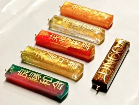 色とラメを重ねた、くろ工房の名入れレジンチャーム